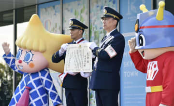 一日消防署長の感謝状を受け取った市原隼人さん（左）＝9日午前、東京都墨田区