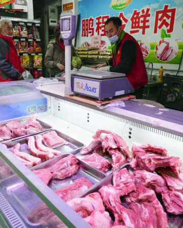 北京市内の商店の食肉売り場＝4日（共同）