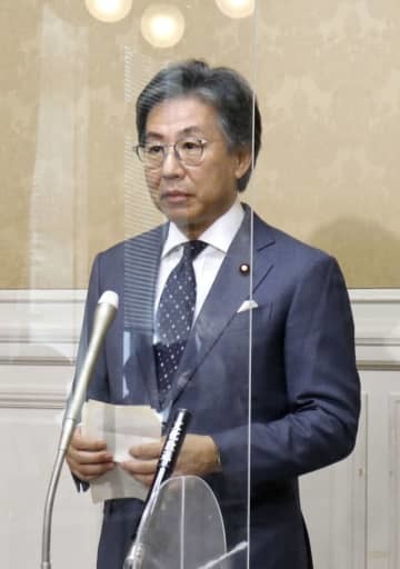 寺田総務相に関し記者団の取材に応じる立憲民主党の安住国対委員長＝9日午前、国会