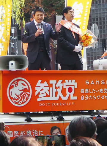 街頭演説する参政党の神谷宗幣参院議員（左）と松田代表＝9日午後、東京・銀座