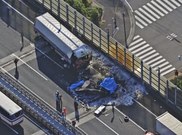 東名高速道路下り線厚木IC付近で起きた事故現場＝10日午前8時36分、神奈川県厚木市（共同通信社ヘリから）
