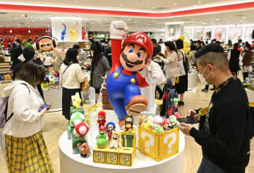 報道陣に公開された任天堂の国内最大の直営店「ニンテンドーオオサカ」＝10日午前、大阪・梅田