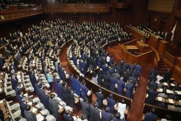 小選挙区定数「10増10減」を反映した公選法改正案を可決した衆院本会議＝10日午後