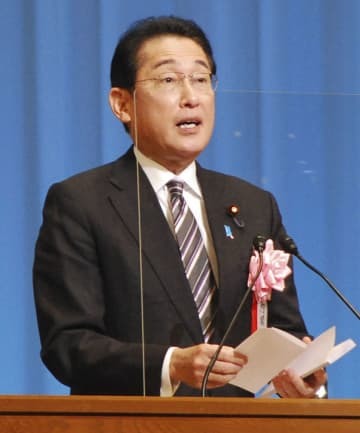 中小企業や小規模事業者でつくる商工会の全国大会であいさつする岸田首相＝10日午後、東京都渋谷区