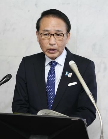 閣議後、記者団の取材に応じる葉梨法相＝11日午前、国会