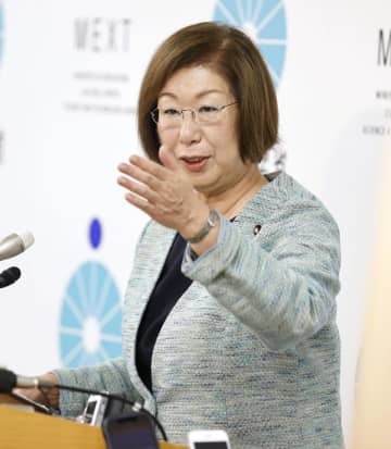 記者会見で質問者を指名する永岡文科相＝11日午前、文科省