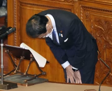 参院本会議で自身の発言について陳謝し、頭を下げる葉梨法相＝11日午前