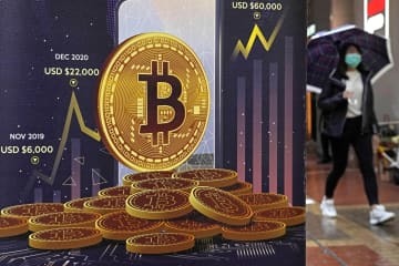 ビットコインの広告＝2月、香港（AP＝共同）