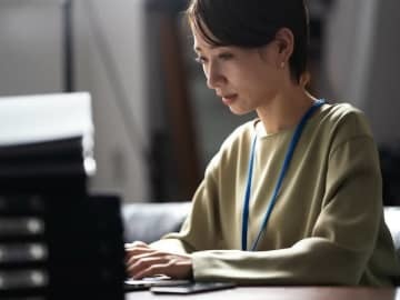 SEとして大手企業で働く51歳の女性。激務で毎日辞めたいと葛藤している状態とのこと。ファイナンシャル・プランナーの深野康彦さんがアドバイスします。