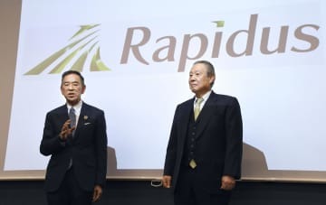 報道陣の取材に応じる「Rapidus」の小池淳義社長（左）と東哲郎会長＝11日、東京都港区