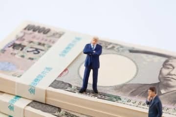 令和5年度から国家公務員の定年年齢が段階的に65歳に上がり、定年年齢以降65歳までは「暫定再任用制度」で働くことができます。令和3年定年退職後に働いている国家公務員の家計と、令和5年スタートの定年引上げが収入に及ぼす影響をご紹介します。