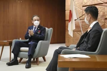 広島県庁で湯崎英彦知事（右）と対談する沖縄県の玉城デニー知事＝11日午後