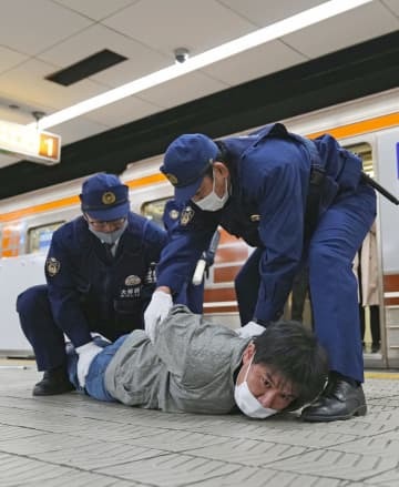 大阪メトロ日本橋駅で行われた、無差別襲撃事件を想定した訓練＝12日未明