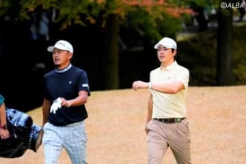 最終組でプレーする岩田寛（左）と石川遼（撮影：上山敬太)