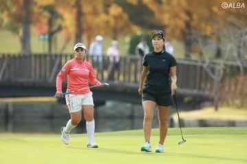 山下美夢有（左）と上田桃子　最終日も最終組でしのぎを削る（撮影：福田文平)