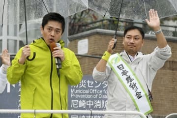 兵庫県尼崎市長選に立候補した大原隼人氏。左は応援に駆け付けた日本維新の会の吉村洋文共同代表＝13日午後