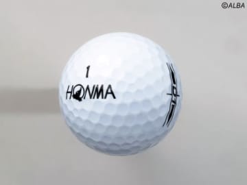 ボール部門で売り上げ1位の本間ゴルフ『D-1』（撮影：ALBA)