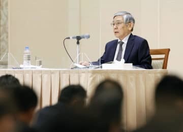 名古屋市で開かれた地元経済界との会合で講演する日銀の黒田総裁＝14日午前