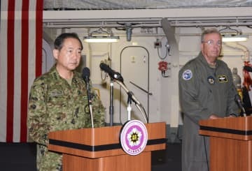 護衛艦いずもで記者会見する山崎幸二統合幕僚長（左）と在日米軍のラップ司令官＝14日午前