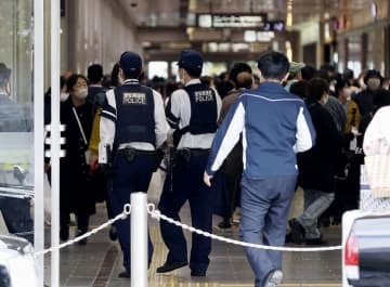 JR名古屋駅に入る愛知県警の警察官＝14日午後