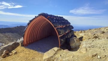 御嶽山の尾根に設置された鋼鉄製のシェルター（長野県王滝村提供）