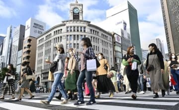 買い物客らでにぎわう東京・銀座＝10月