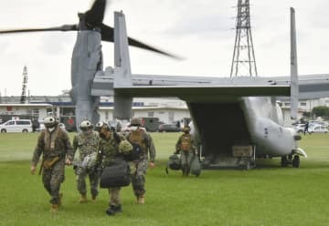 訓練で負傷者を運ぶ自衛隊員ら＝15日午後、沖縄県の米軍キャンプ瑞慶覧