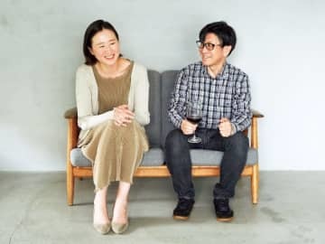 左：東京カレンダー編集部 嵩倉伶奈／右：ワインジャーナリスト 柳 忠之氏