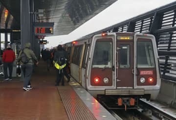 ワシントン首都圏交通局地下鉄のワシントン・ダレス国際空港駅を利用する乗客ら＝15日、米バージニア州（共同）