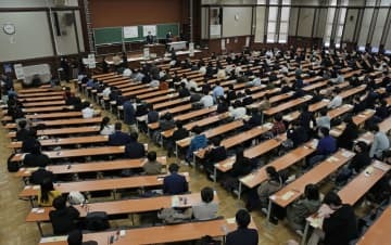 大学入学共通テストに臨む受験生＝1月、東京都文京区の東大