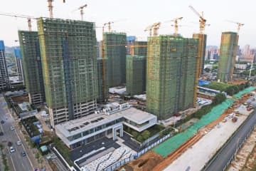 中国湖北省武漢市のマンション建設現場＝7月（共同）