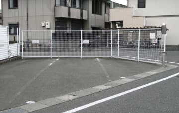 乗用車内で女児が取り残された駐車場＝13日、大阪府岸和田市