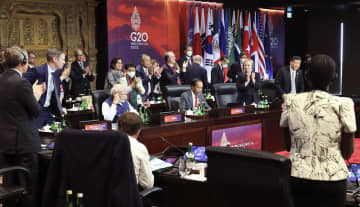 G20サミットの閉会式で首脳宣言が採択され、立ち上がって拍手する各国首脳＝16日、インドネシア・バリ島（代表撮影・共同）