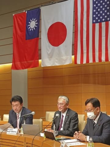 米国、台湾の議員との戦略対話に参加した超党派議員連盟「日華議員懇談会」の古屋圭司会長（中央）ら＝16日午前、国会