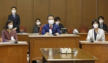 国会内で開かれた参院改革協議会に臨む自民党の世耕参院幹事長（中央）ら＝16日午前