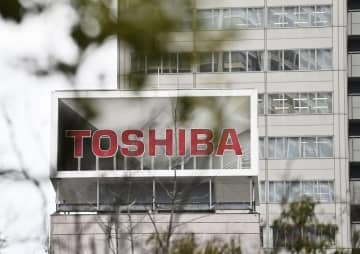 東芝本社が入るビル近くに掲げられたマーク＝東京都港区