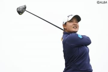 首位と1打差を追走している鈴木愛（撮影：鈴木祥)
