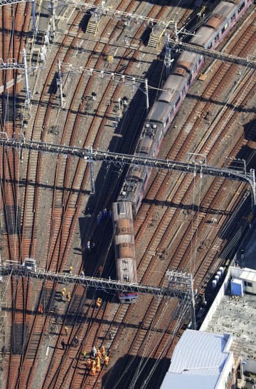 脱線した京成電鉄の回送電車＝17日午前11時17分、東京都葛飾区（共同通信社ヘリから）