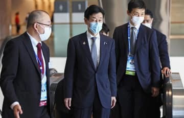 APEC閣僚会議の会場に到着した西村経産相＝17日、バンコク（AP＝共同）