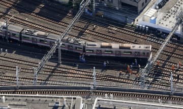 脱線した京成電鉄の回送電車＝17日午前11時18分、東京都葛飾区（共同通信社ヘリから）