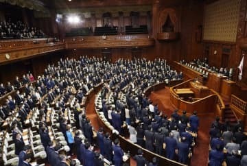 民法改正案を可決した衆院本会議＝17日午後