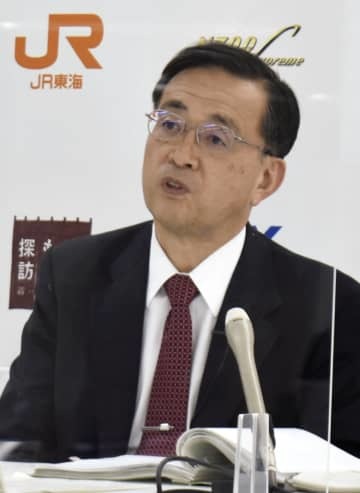 記者会見するJR東海の金子慎社長＝17日午後、名古屋市