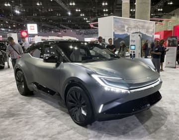 トヨタ自動車が公開した電気自動車コンセプトカーの小型SUVタイプ＝17日、米ロサンゼルス（共同）