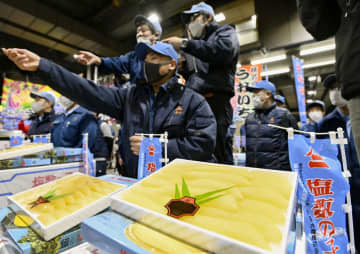 大阪市中央卸売市場で開かれた塩かずのこの初競り＝18日午前