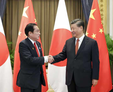 会談の冒頭、岸田首相（左）と握手する中国の習近平国家主席＝17日、バンコク（新華社＝共同）