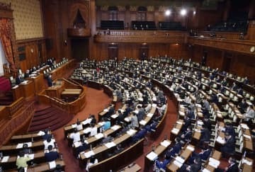 開かれた参院本会議＝18日午前