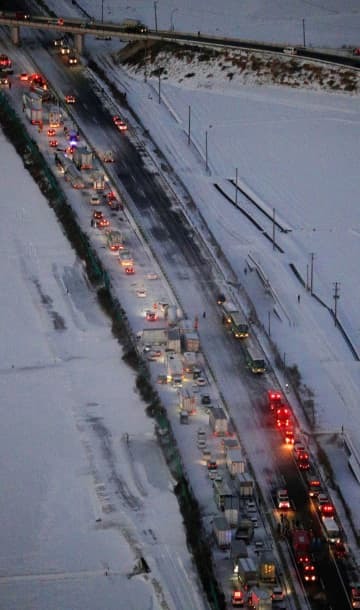 2021年1月、東北自動車道下り線（左）で起きた多重事故で立ち往生する車両の列＝宮城県大崎市