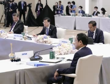 APEC首脳会議に出席した岸田首相（手前）と中国の習近平国家主席（奥左）ら＝18日、バンコク（代表撮影・共同）