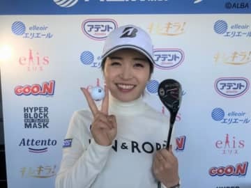 ホールインワンを達成して笑顔の三ヶ島かな（撮影：ALBA)