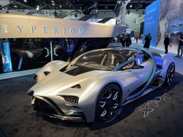 米新興企業ハイペリオンが披露した水素で走る燃料電池車（FCV）＝17日、米ロサンゼルス（共同）